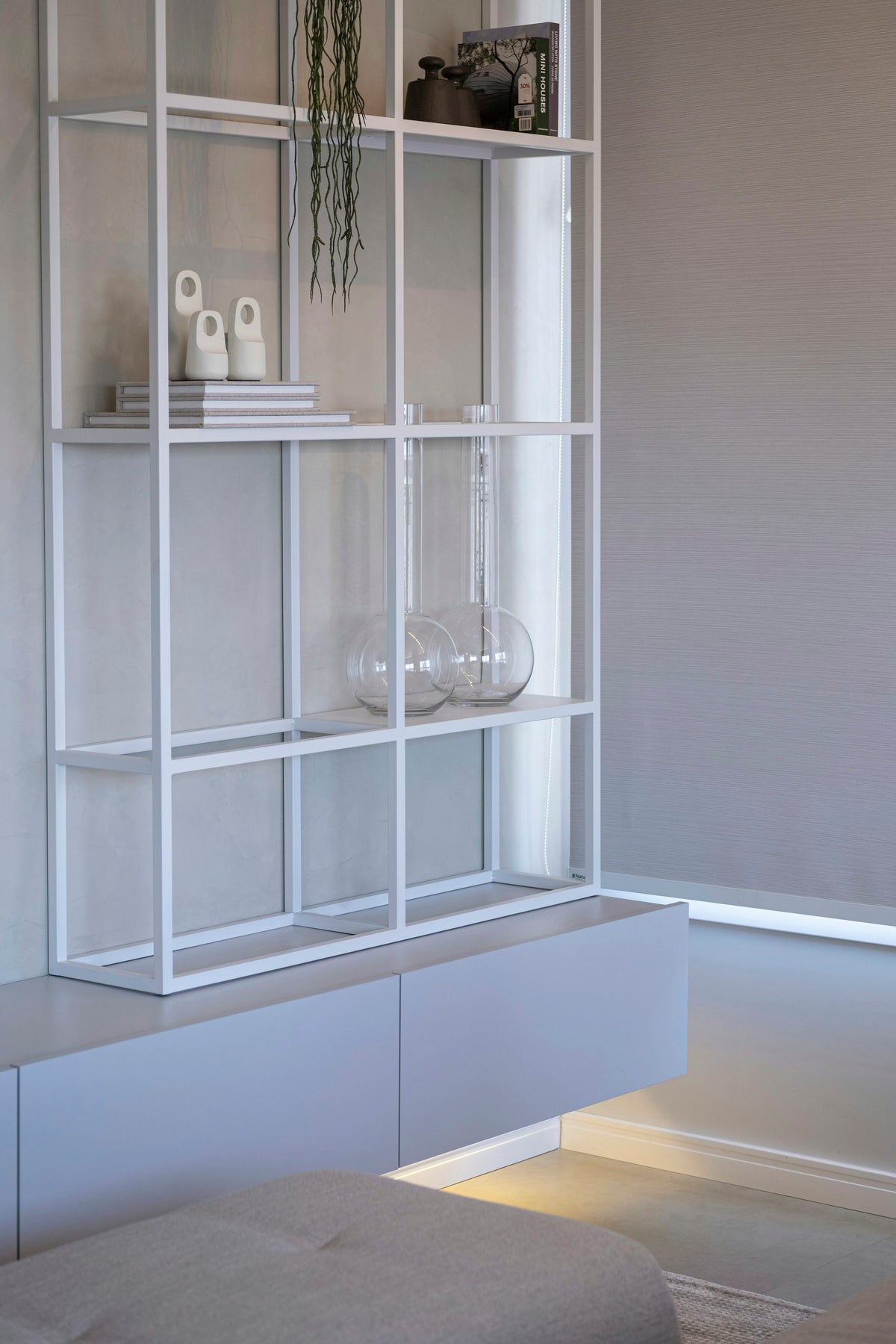 Estantería minimalista y ordenada con objetos decorativos